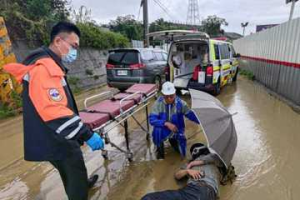 竹科台積電2奈米廠旁道路成黃河 民眾趕上班涉水摔車