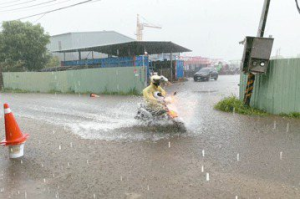 25年一遇大雨 蘆竹道路淹成河