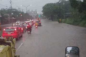 顧路了！高雄大雨滂沱多處積水 市民唉「在騎水上摩托車」