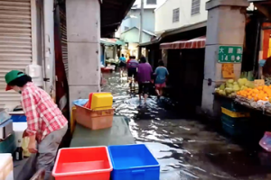 高雄旗津逢大潮又淹了！海水倒灌淹至腳踝 在地人憂颱風侵襲雪上加霜