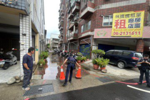 影／台南安平運河大潮路面積水 中西區水管破裂路面也積水