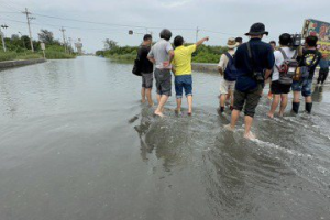 影／「不跑穩死的」超級藍月大海潮雲林漁港淹沒 海水直逼村民逃