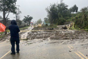 海葵挾大豪雨襲台！台9線驚現土石流覆蓋車道 雙向交通受阻