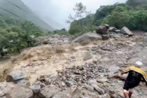 影／海葵挾雨襲宜蘭！滾滾土石流畫面驚人 碧候溫泉道路中斷封園