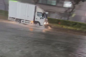 影／高雄風強雨驟 鳳山前鎮3小時雨量破百毫米、淹水至小腿肚