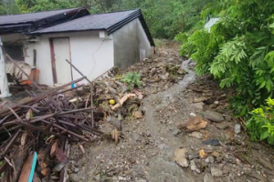 花蓮壽豐數十戶民宅慘遭土石流掩埋 部分房屋快被滅頂