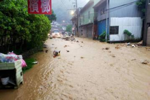 影／午後大雨狂下！新北新店道路淹成滾滾黃河 土石滑落釀交通中斷