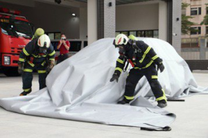 新隱憂「電動車火警」風險大 桃消獲贈4條防火毯添戰力