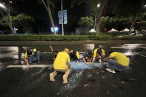 「瘋北大」油性漆一塗...跪地也難清 主辦單位：家長無心別獵巫