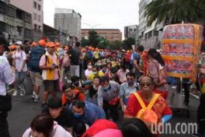 嘉市萬人空巷爭睹「粉紅超跑」 鑽轎祈福人龍綿延不絕