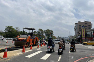 道路管線挖挖補補人行道變電箱未遷移  嘉義市議員批市民之痛