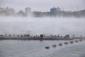 廣角鏡／寒流發威 蘭潭夢幻美景