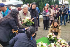 影／1949太平輪海難75周年基隆獻花 家屬：沒牆阻擋思念向大海