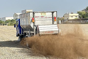 省時間效果好！「大怪獸」自走施肥 老農可納涼翹腳泡茶