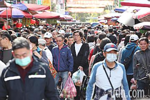 影／北市榮濱商店街湧人潮 蔣萬安與型男主廚介紹圍爐新煮法