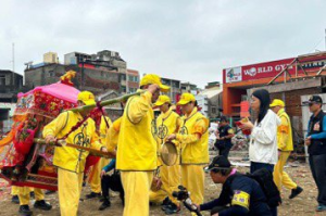 白沙屯媽「粉紅超跑」停駐苗慄苑裡市場有洋蔥 網友感動流淚