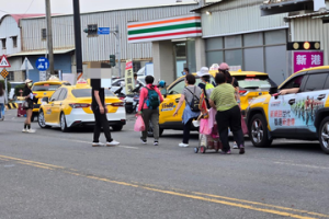 大甲媽嘉義縣新港遶境小黃違規 有如台劇華麗計程車行討生活劇情