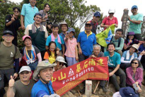 志工背石上山 仙山三角點基石再現