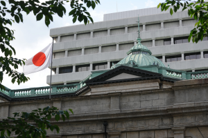 日銀維持購債規模不變 日圓盤中走貶