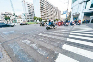 高市道路殘留標線 用路人困擾