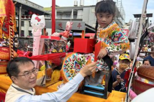 西港香百足真人蜈蚣陣亮相 台南市長黃偉哲發紅包給72位神童