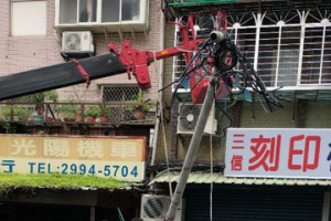 雜亂無章電線高掛 新北路燈承受不住突倒塌