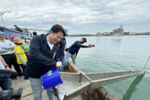 漁業永續 新竹漁港今放生9萬尾枋頭魚苗