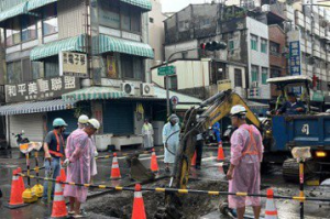 高雄梓官時雨量67毫米 市區和平路出現巨大坑洞