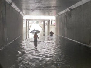 天降豪雨！苗慄縣6處地下道清晨都積水 車輛受困