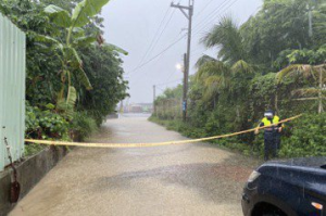 高雄梓官一級淹水警戒 水深到小腿肚警急拉封鎖線