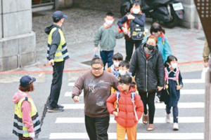 雙薪家庭沒空...校園導護人力告急  校長得親自指揮交通