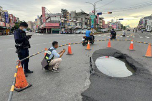 高雄岡山七叉路口「天坑」補洞後路面又塌陷！用路人膽戰心驚