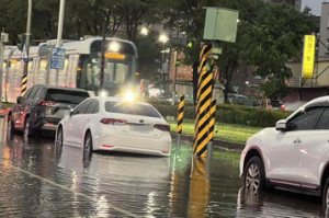 高雄晚間強降雨這條路積水 一張照讓網友大驚…急提醒不妙