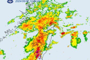 高雄大雨炸裂中烏雲壟罩 網喊：紅色回波來…塊陶