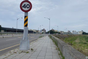 人行道也缺 更別提自行車道