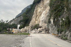 蘇花公路坍方搶修遇巨巖 估延後至4日上午6時搶通