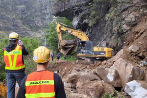 影／人與天搶道 中橫便道路基坍工程人員趁雨歇搶修