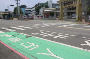 台南實體人行道難推 學生被迫走車道