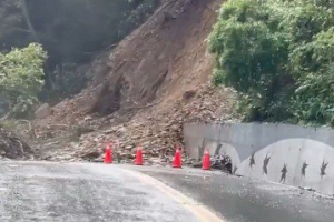 影／奧萬大聯外道路昨崩塌 民眾嚇壞驚呼：天哪