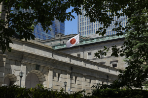 日銀維持利率不變 延後縮減購債 日圓應聲重貶