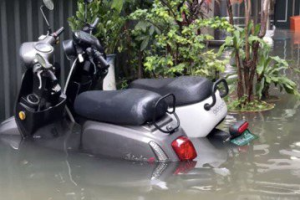 30年來不曾淹水...建商施工堵住排水 台南鬧區逢雨成水路