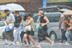 大雷雨！北市建國高架一度水淹半個輪胎 北捷中正紀念堂站通道漏水