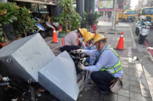 小客車撞毀變電箱 高雄三民區826戶停電、搶修復電逾9成