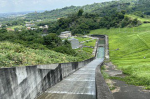 暌違8個月 湖山水庫今中午滿庫溢流