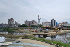 影／新北三峽山區午後飆大雨 下遊挖土機施工便橋竟被大水沖走