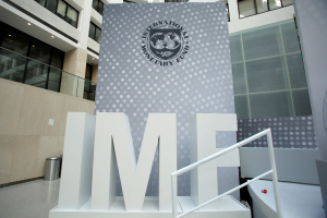 示警經濟強勁成長帶來通膨升溫風險 IMF：美應等年底再降息