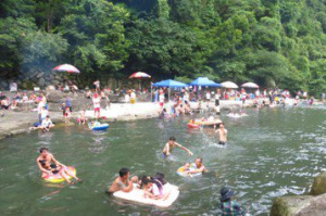 影／三峽大豹溪夏季人潮暴滿 消防員現場演練 還有強降雨簡訊預警