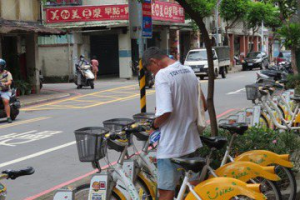 未填傷害險意願無法借YouBike2.0  民眾站車柱前苦惱