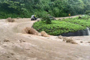 影／暴雨狂炸！149甲縣道淹成「黃河」 重機驚險順流騎行畫面曝光