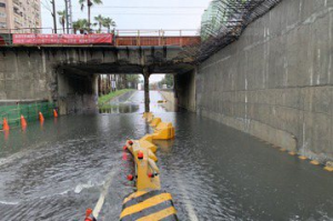 影／瞬間驟雨 台南大同地下道東向西車道淹水暫時封閉